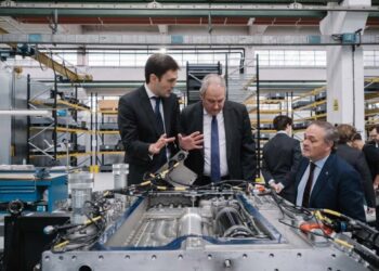 El ministro de Industria y Turismo, Jordi Hereu, en las instalaciones de la empresa multinacional SAPA Placencia, en la localidad guipuzcoana de AndoainMIN. INDUSTRIA