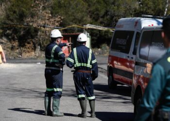 Archivo - Efectivos de emergencias durante las labores de búsqueda de las víctimas del accidente en la mina de Cerredo, a 31 de marzo de 2025, en Degaña.Carlos Castro - Europa Press - Archivo