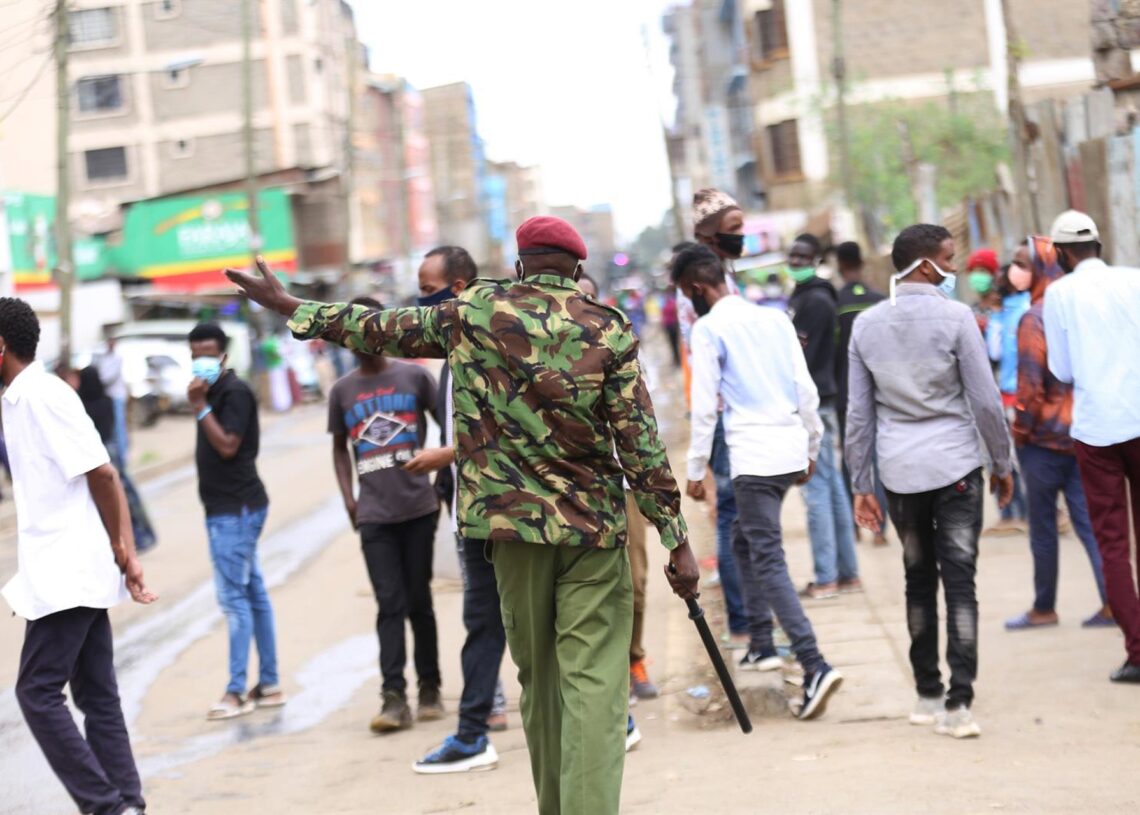 Archivo - Policía con mascarilla en Nairobi, KeniaBilly Mutai/SOPA Images via ZUMA / DPA - Archivo
