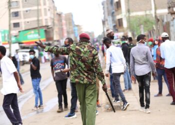 Archivo - Policía con mascarilla en Nairobi, KeniaBilly Mutai/SOPA Images via ZUMA / DPA - Archivo