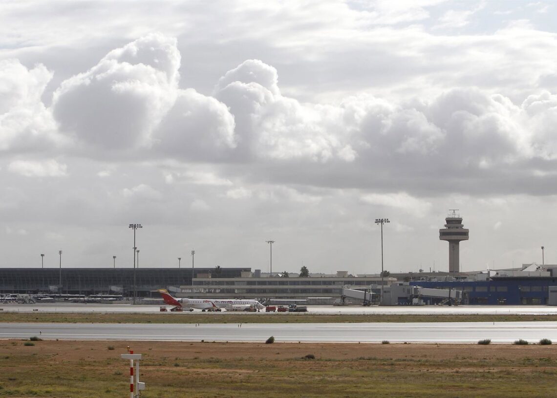 Archivo - Varios aviones en una de las pistas del aeropuerto de Palma.Isaac Buj - Europa Press - Archivo