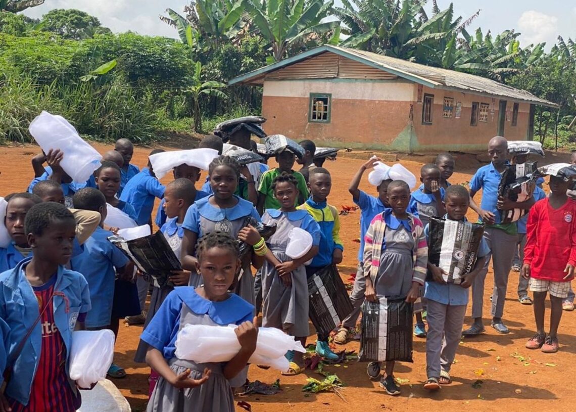 Archivo - Distribución de mosquiteros en Camerún.FUNDACIÓN RECOVER - Archivo