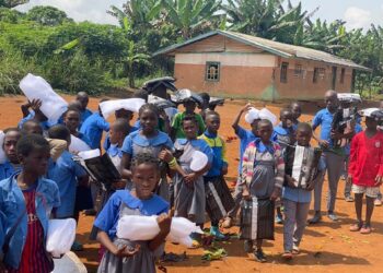 Archivo - Distribución de mosquiteros en  Camerún.FUNDACIÓN RECOVER - Archivo