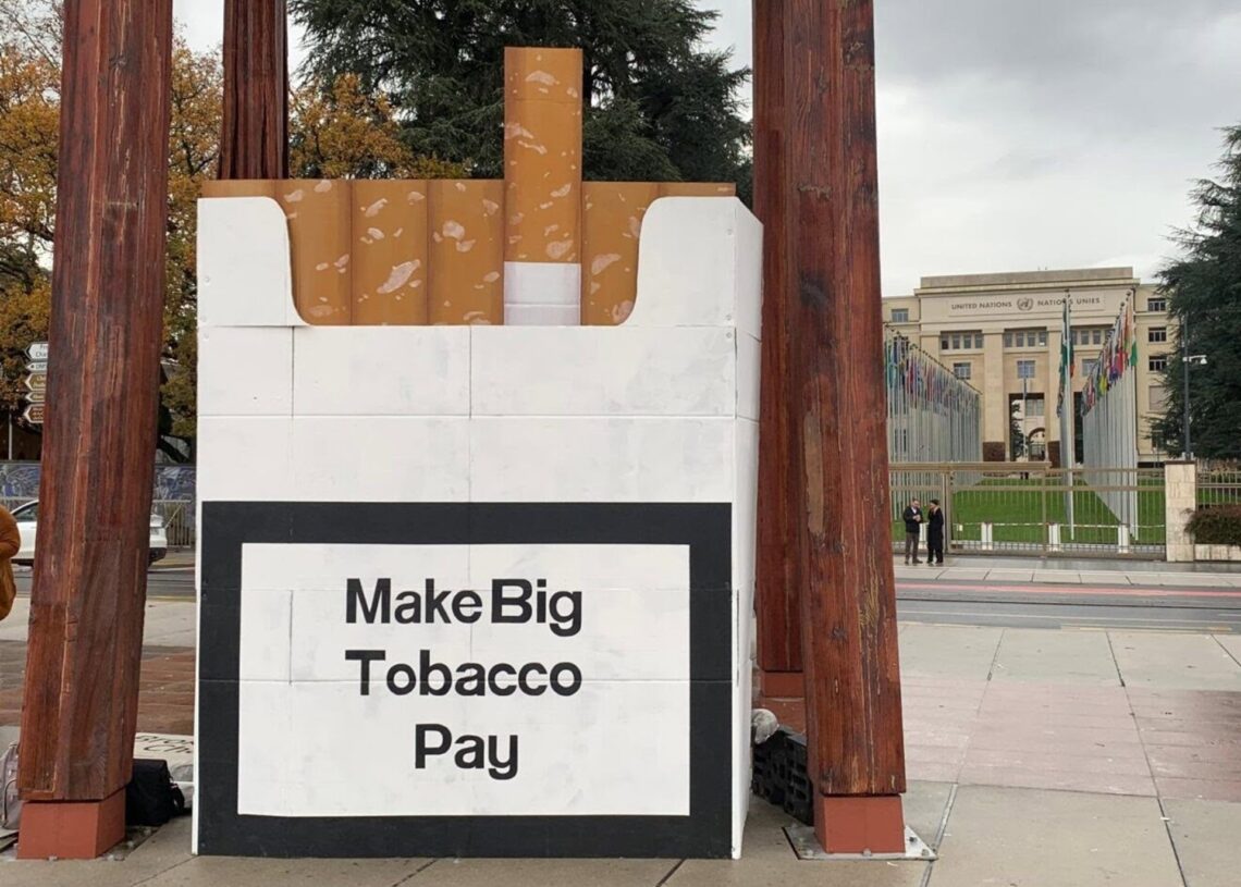 Imágenes de la 'performance' frente a la sede de la ONU en Ginebra.NOFUMADORES