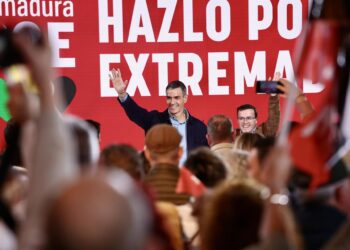 El secretario general del PSOE y presidente del Gobierno, Pedro Sánchez (i) y el secretario general del PSOE de Extremadura y candidato a la Presidencia de la Junta, Miguel Ángel Gallardo (d), durante el primer acto de la precampaña extremeña, en Mérida,Jorge Armestar - Europa Press