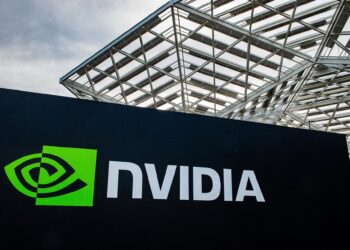 Archivo - FILED - 23 February 2024, US, Santa Clara: The logo of the chip company Nvidia can be seen at its headquarters in Silicon Valley. Nvidia surpassed the $2 trillion market cap on Friday, becoming the third US company to do so. Photo: Andrej SokoloAndrej Sokolow/dpa - Archivo