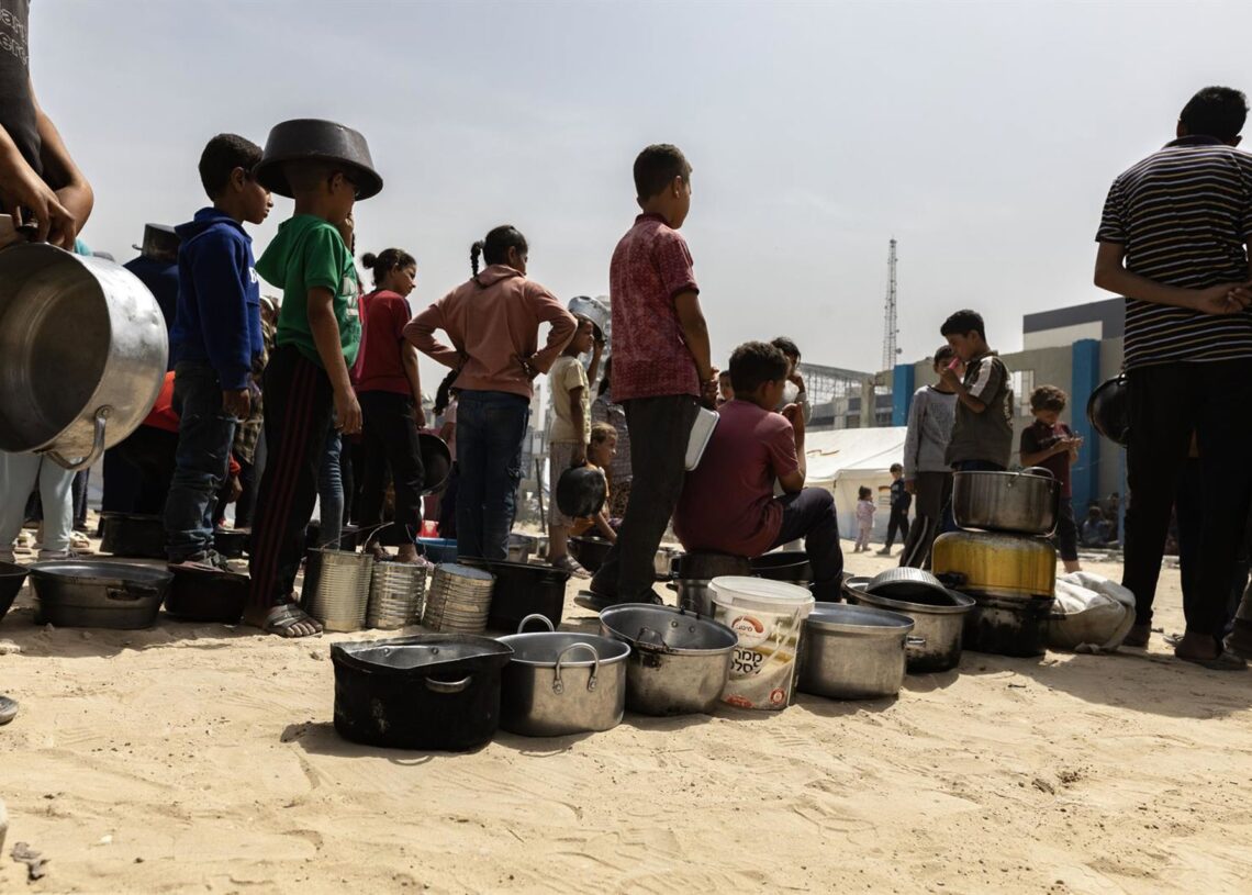 Archivo - Niños palestinos desplazados esperan a recibir comida en la Franja de GazaEuropa Press/Contacto/Saher Alghorra - Archivo