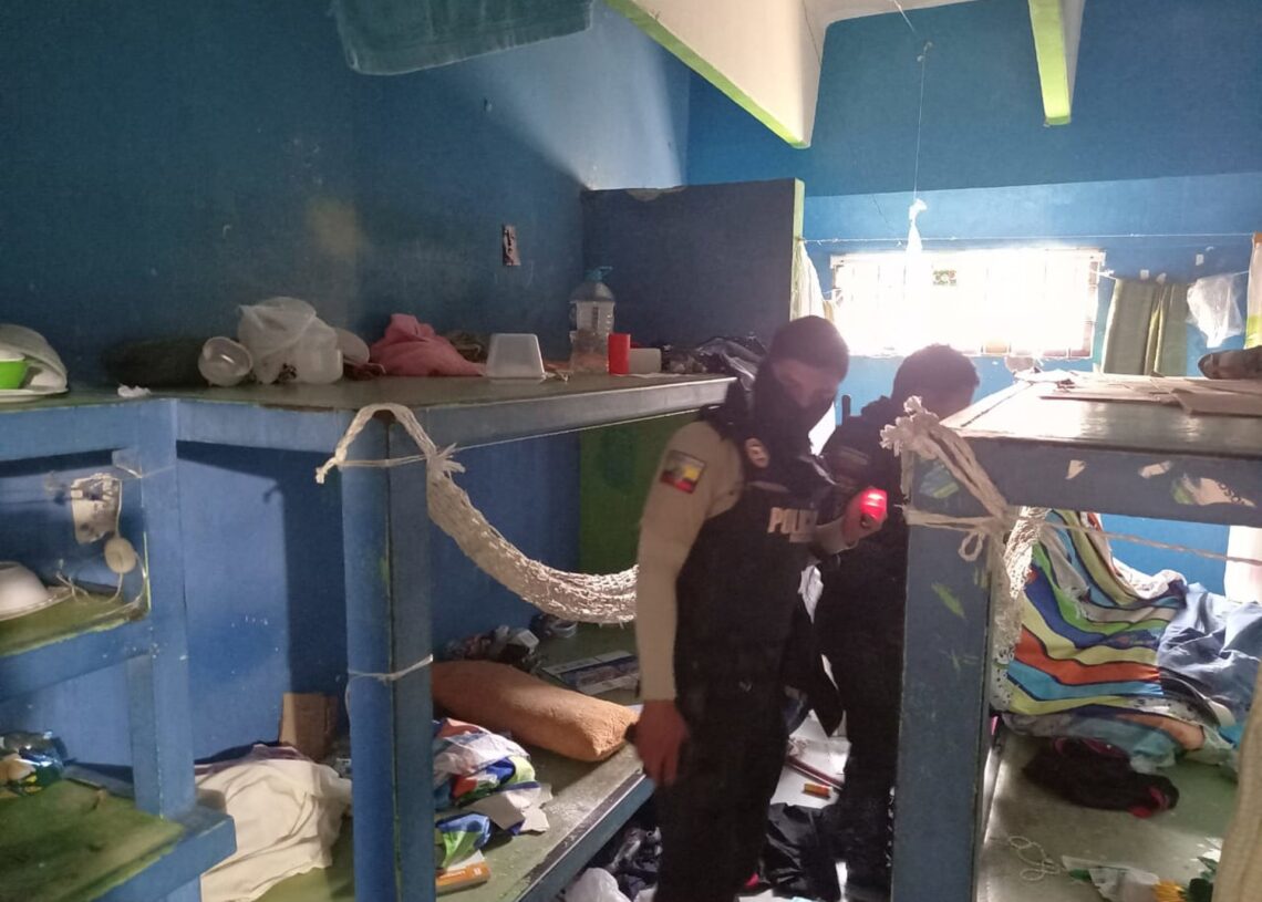 Archivo - Policías inspeccionan las celdas de una prisión en Guayaquil, EcuadorEuropa Press/Contacto/Policªa Nacional de Ecuador