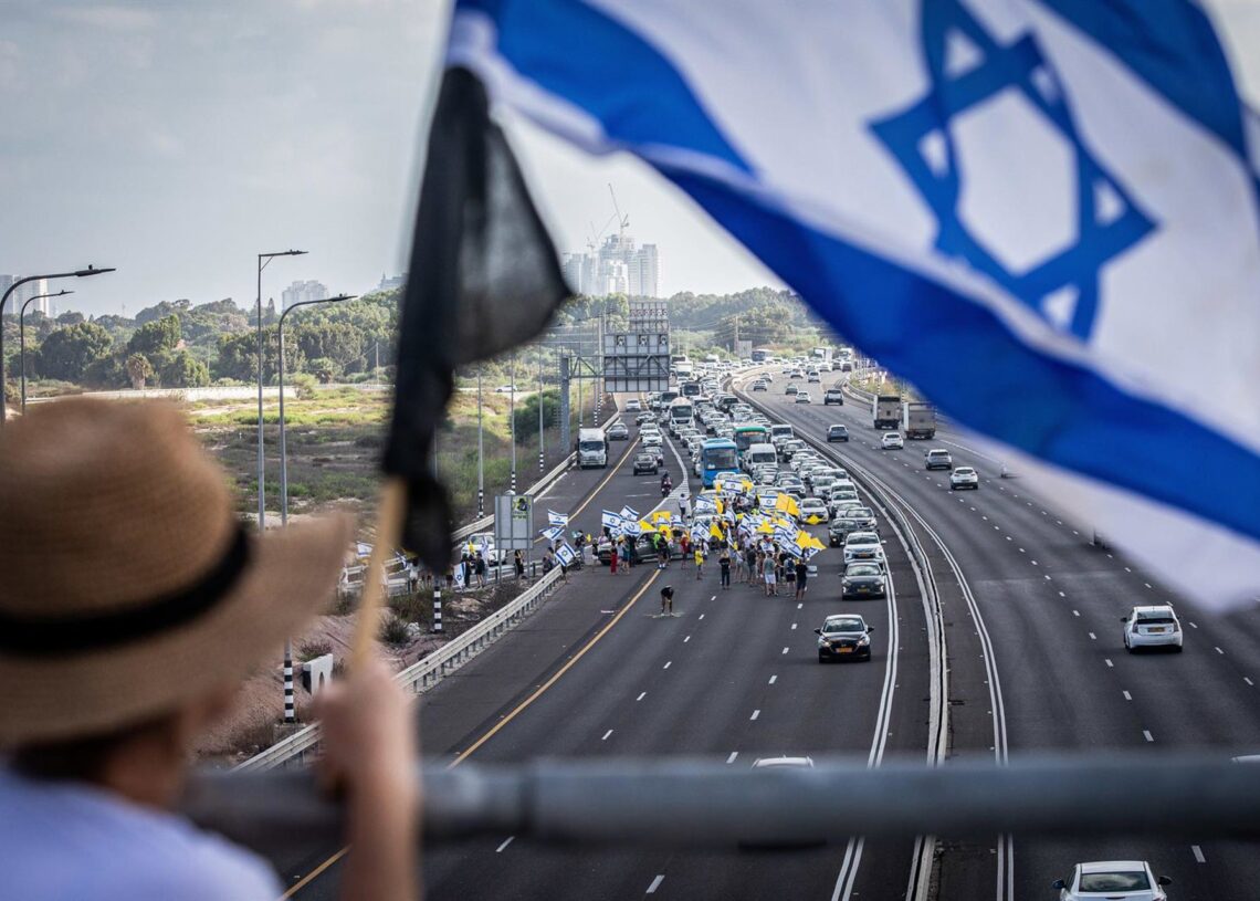 Archivo - Una mujer sostiene una bandera de Israel en Tel AvivEuropa Press/Contacto/Eyal warshavsky - Archivo