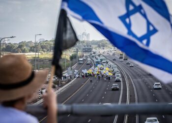 Archivo - Una mujer sostiene una bandera de Israel en Tel AvivEuropa Press/Contacto/Eyal warshavsky - Archivo