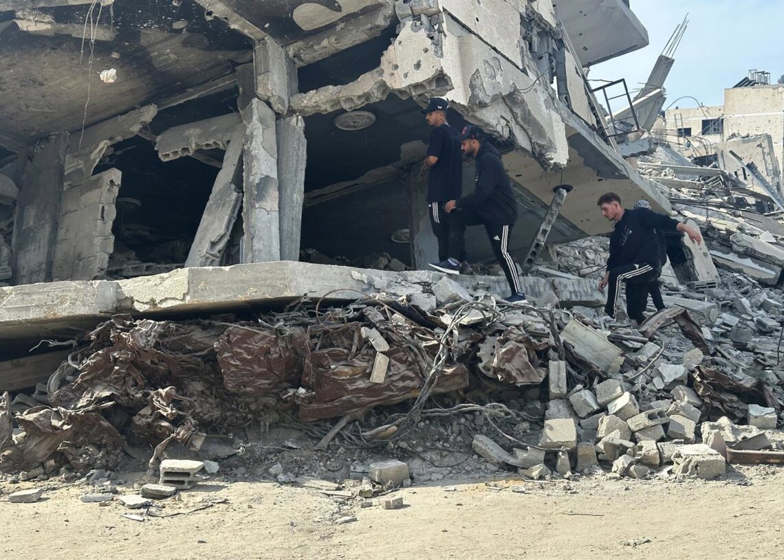 Archivo - Jóvenes palestinos sobre los escombros de casas destruidas en Jan Yunis, en el sur de la Franja de GazaEuropa Press/Contacto/Tariq Mohammad