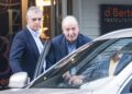El Rey emérito Juan Carlos I a su salida del restaurante D’Berto, a 5 de noviembre de 2025, en O Grove, Pontevedra, Galicia (España). El Rey emérito vuelve a España para participar en las regatas de Sanxenxo el mismo día en que se publican sus memorias, ‘Elena Fernández - Europa Press