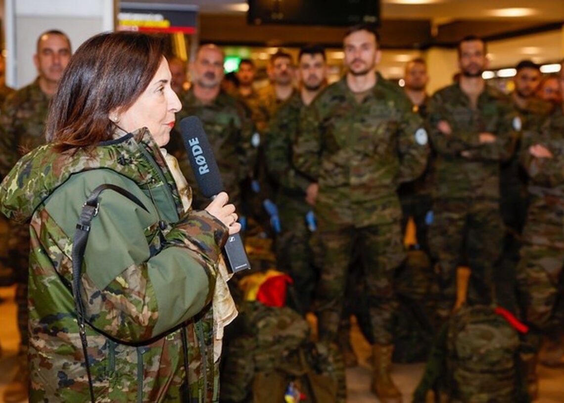 La ministra de Defensa, Margarita Robles, despide al personal de la Brigada Guadarrama XII, que releva al contingente desplegado en Líbano, en la misión UNIFIL de la ONU. Aeropuerto ‘Adolfo Suárez Madrid-Barajas’.FOTO: RUBÉN SOMONTE/MDE