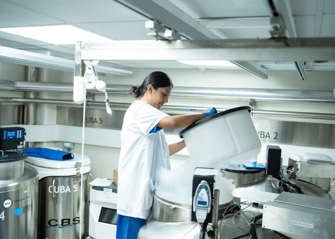Archivo - Una mujer trabajando en un hospital de BarcelonaDavid Zorrakino - Europa Press - Archivo