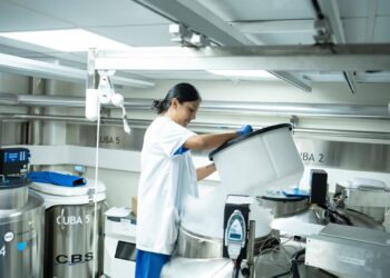 Archivo - Una mujer trabajando en un hospital de BarcelonaDavid Zorrakino - Europa Press - Archivo