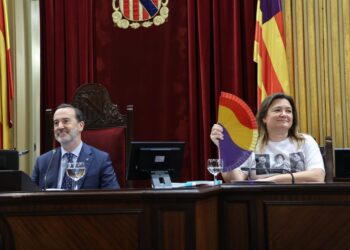 Archivo - Le Senne junto a Mercedes Garrido, ataviada con una camiseta de las Rojas del MolinarPSIB-PSOE - Archivo