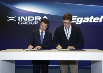 Archivo - (I-D) El Presidente De Indra, Ángel Escribano, Y El Consejero Delegado De Egatel, Yago Novoa, Durante La Firma Del Acuerdo Estratégico Entre Ambas Compañías.INDRA - Archivo