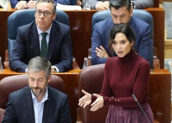 La presidenta de la Comunidad de Madrid, Isabel Díaz Ayuso, durante un pleno en la Asamblea de Madrid, a 13 de noviembre de 2025, en Madrid (España). Marta Fernández - Europa Press