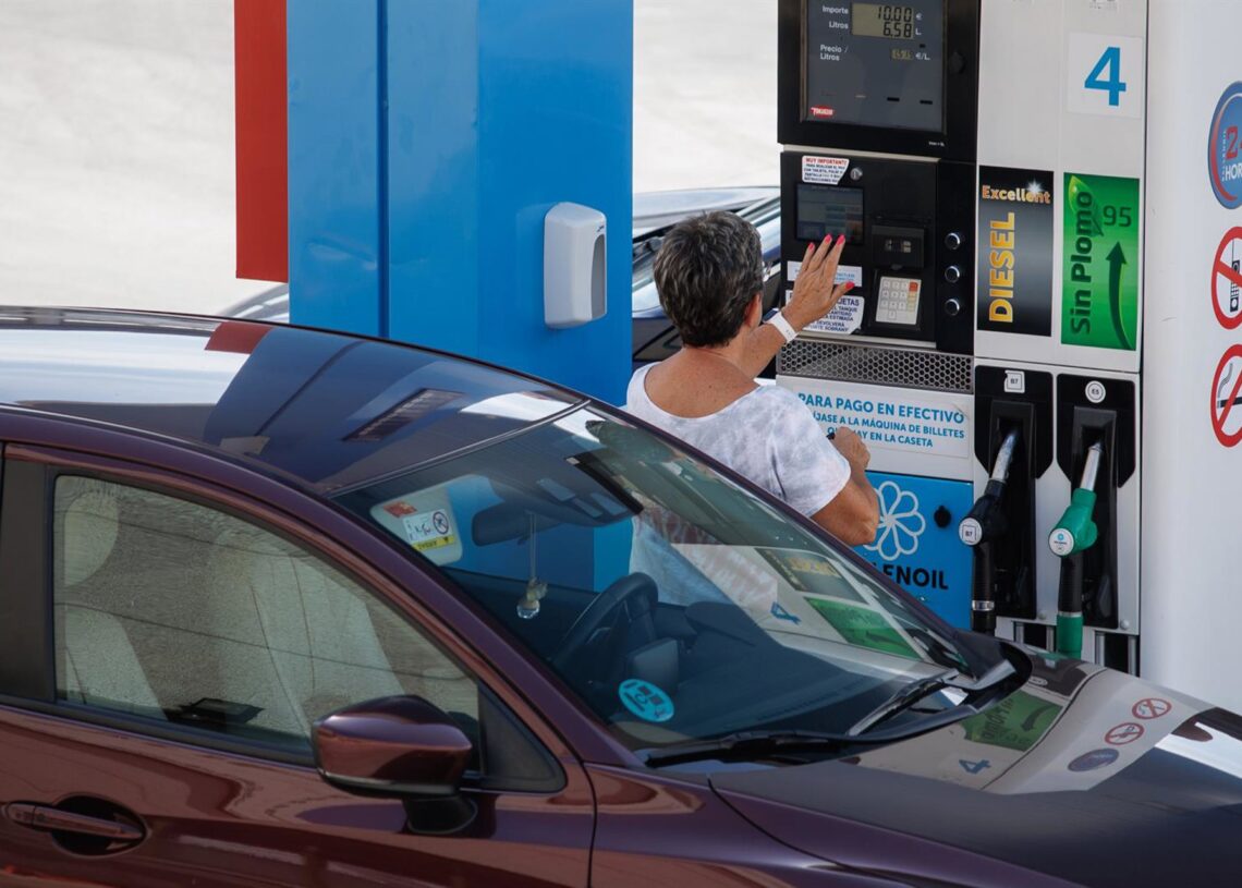 Archivo - Una mujer antes de echar carburante a su vehículo en una estación de servicioAlejandro Martínez Vélez - Europa Press - Archivo