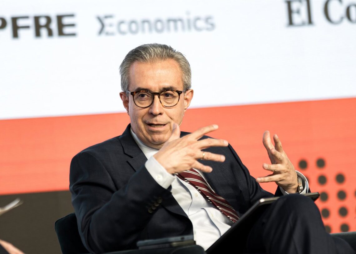 Archivo - El director general de MAPFRE Economics, Manuel Aguilera, durante la mesa redonda 'Europa ante el escenario post electoral de EEUU' en el I Evento anual del observatorio económico de El Confidencial y Mapfre Economics, en el Auditorio Beatriz, aDiego Radamés - Europa Press - Archivo