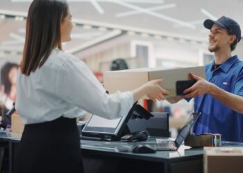 Empleado de MRV realizando una devolución en tienda.MRW