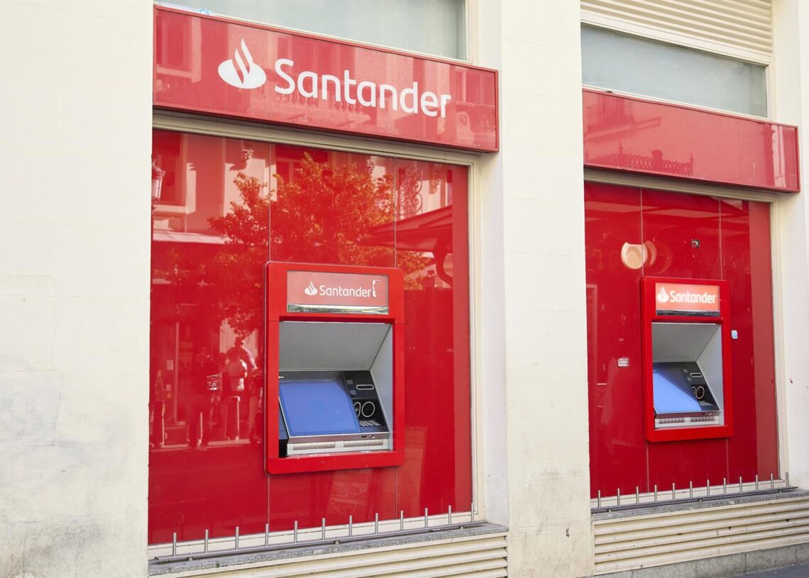 Archivo - Cajeros de una oficina del Banco Santander, a 29 de septiembre de 2024, en Madrid (España)Jesús Hellín - Europa Press - Archivo