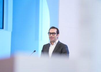 El ministro de Economía, Comercio y Empresa, Carlos Cuerpo, interviene dentro del acto inaugural del foro ‘Avanzando hacia la incertidumbre’. A 20 de noviembre de 2025, en Carmona, Sevilla (Andalucía, España). El Observatorio Económico de Andalucía, OEA, María José López - Europa Press