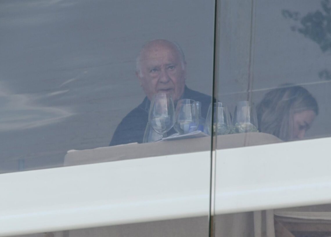 Archivo - La presidenta de Inditex, Marta Ortega, y el empresario Amancio Ortega durante la celebración en el centro hípico de Casas Novas en A Coruña, a 12 de julio de 2023, en A Coruña, Galicia (España).M. Dylan - Europa Press - Archivo