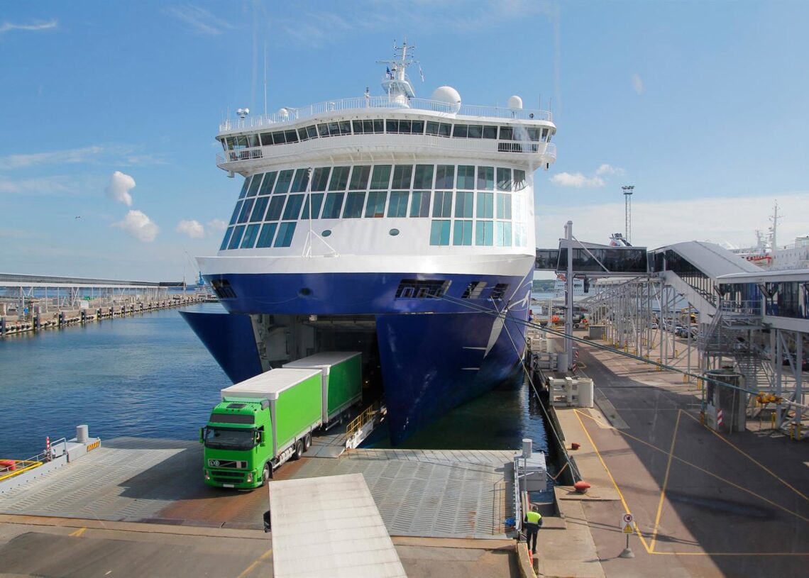 Un camión transportado en un barcoMINISTERIO DE TRANSPORTES