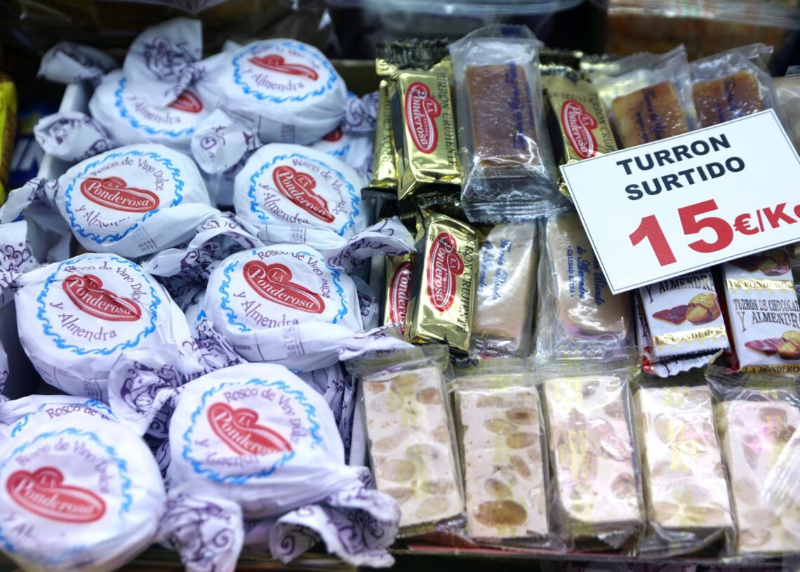 Archivo - Turrón y mazapán en un puesto en el Mercado de San Isidro Isabel Infantes - Europa Press - Archivo