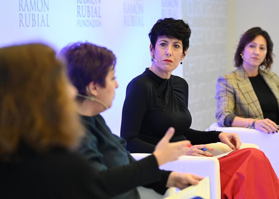 La ministra de Inclusión, Seguridad Social y Migraciones, Elma Saiz (c), participa en la mesa redonda 'La vulneración de los derechos humanos en redes', a 20 de noviembre de 2025, en Bilbao.David de Haro - Europa Press