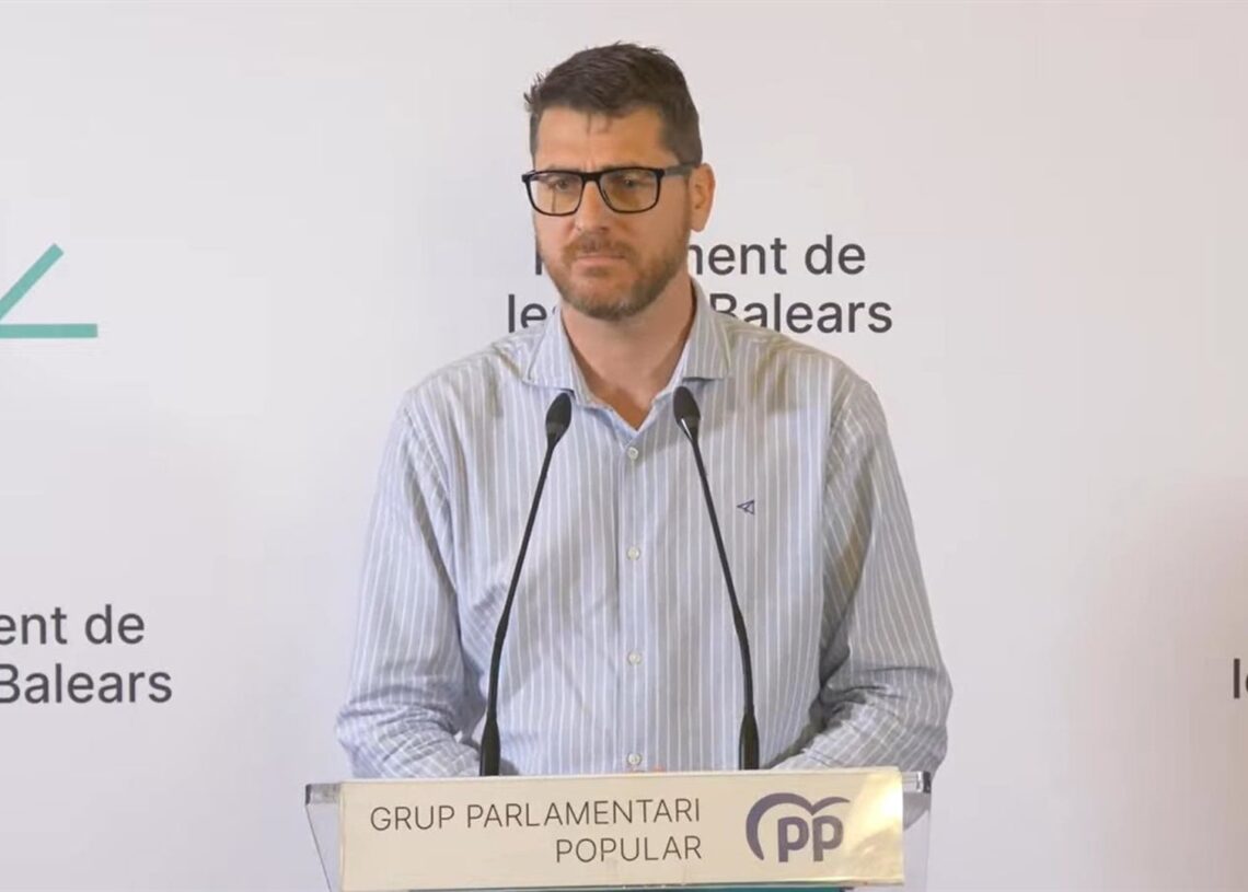Archivo - El portavoz del PP en el Parlament, Sebastià Sagreras, en rueda de prensa.PARLAMENT - Archivo