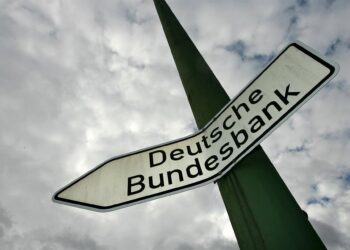 Archivo - FILED - 12 October 2009, Hesse, Frankfurt_Main: A sign in Frankfurt am Main points to the headquarters of the German Bundesbank. Photo: Marius Becker/dpaMarius Becker/dpa - Archivo