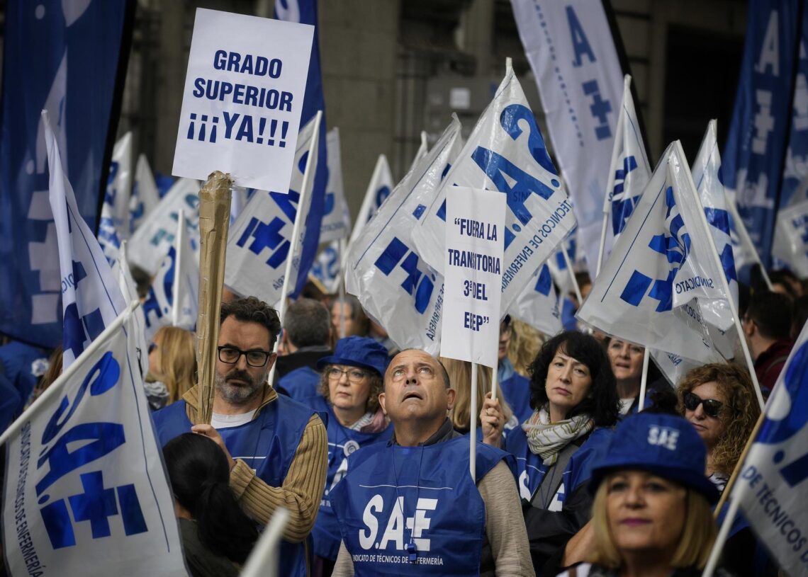 Archivo - Técnicos sanitarios durante la manifestación, frente al Ministerio de Sanidad, a 17 de octubre de 2024, en Madrid (España). Más de dos mil técnicos sanitarios, procedentes de todas las provincias de España, según las previsiones del sindicato SAFernando Sánchez - Europa Press - Archivo