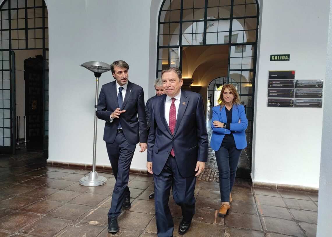 El ministro de Agricultura, Pesca y Alimentación, Luis Planas, antes de atender a los medios.EUROPA PRESS