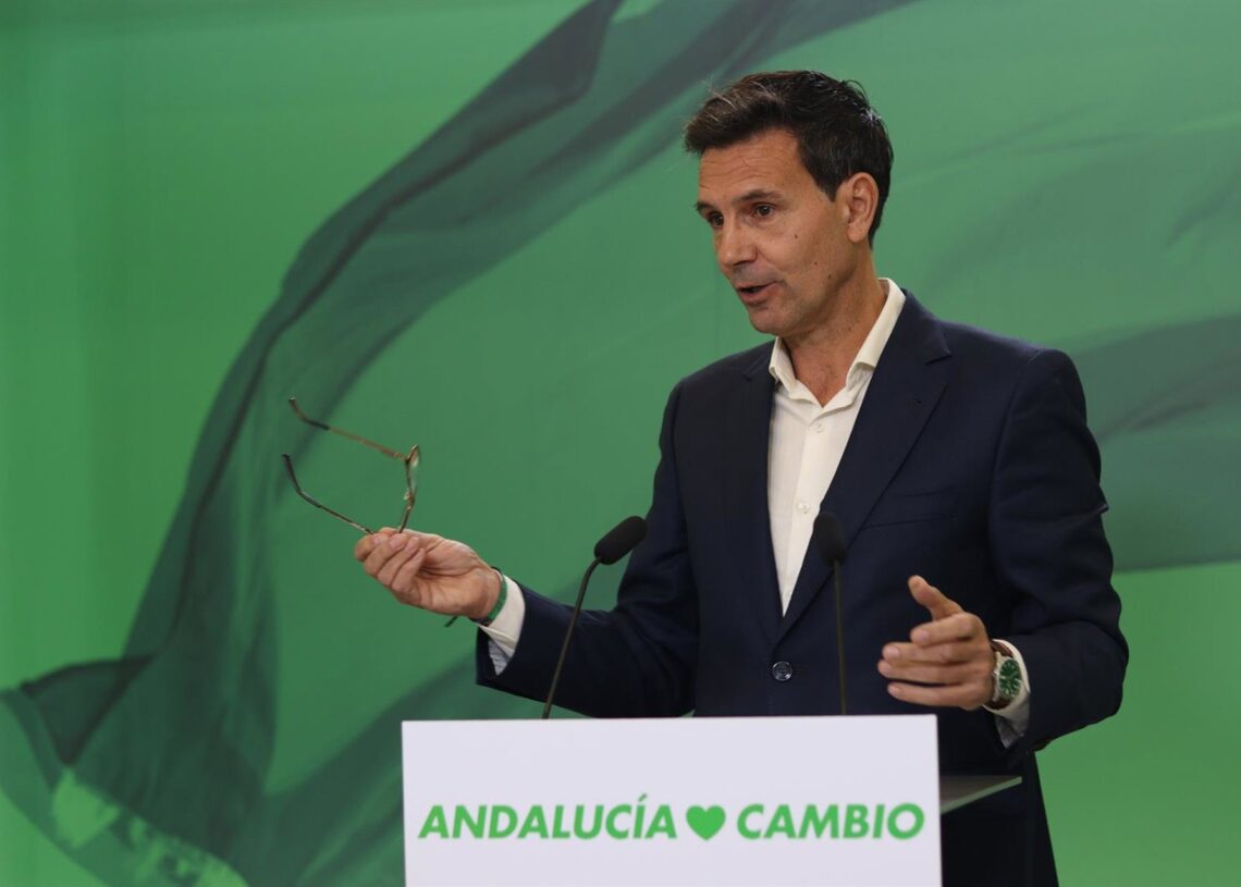 El portavoz del PSOE-A, Francisco Cuenca, en rueda de prensa en la sede del partido en Sevilla.PSOE-A