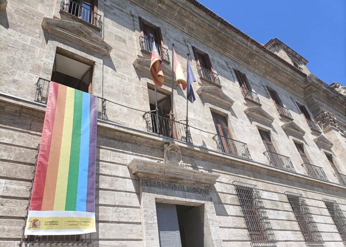 Bandera desplegada en la sede de Delegación del Gobierno el Día del Orgullo de 2023DELEGACIÓN DEL GOBIERNO