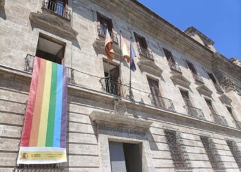 Bandera desplegada en la sede de Delegación del Gobierno el Día del Orgullo de 2023DELEGACIÓN DEL GOBIERNO