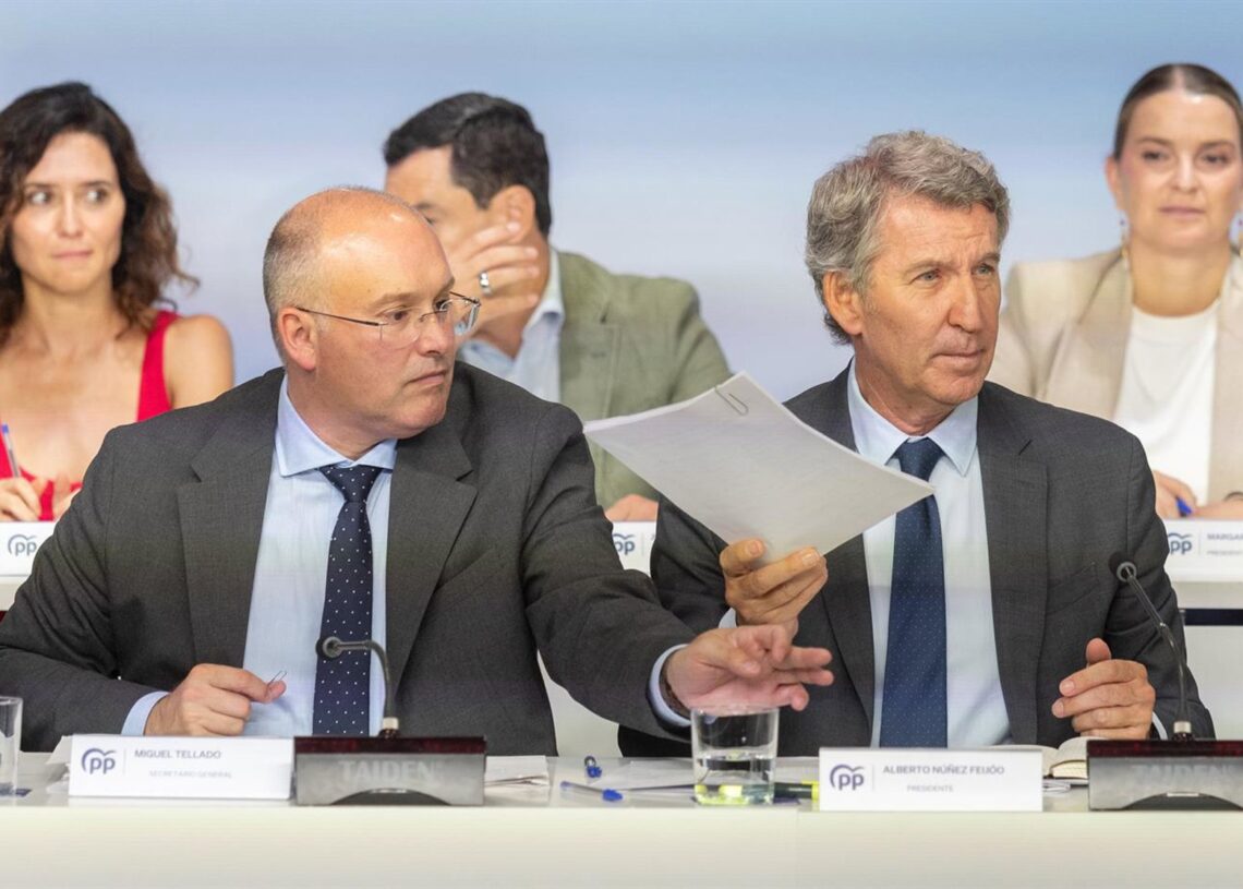 Archivo - El presidente del PP, Alberto Núñez Fiejóo, acompañado por el secretario general del PP, Miguel Tellado, preside la reunión de la Junta Nacional del Partido Popular, a 15 de septiembre de 2025, en Madrid (España). Eduardo Parra - Europa Press - Archivo