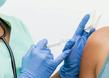 Archivo - Imagen de recurso de la vacunación de un paciente.JUNTA DE ANDALUCÍA - Archivo