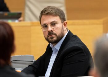 El diputado de Sumar, Alberto Ibáñez, durante la comisión de la dana, en el Congreso de los Diputados, a 17 de noviembre de 2025, en Madrid (España).   Ananda Manjón - Europa Press