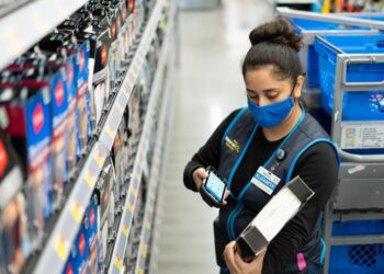 Archivo - Empleada de WalmartWALMART - Archivo