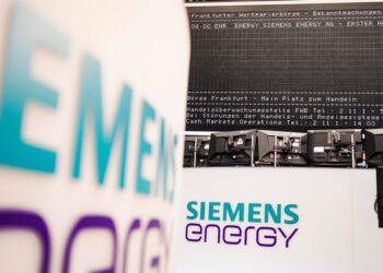 Archivo - FILED - 28 September 2020, Hessen, Frankfurt_Main: "Siemens Energy" logo can be seen at the Frankfurt Stock Exchange traders' workplaces. Photo: Frank Rumpenhorst/dpaFrank Rumpenhorst/dpa - Archivo