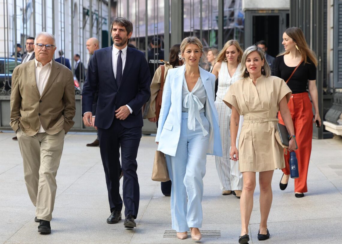 Archivo - El ministro de Cultura, Ernest Urtasun (2i); la vicepresidenta segunda y ministra de Trabajo, Yolanda Díaz (3i) y la portavoz de Sumar en el Congreso, Verónica Martínez, llegan a una sesión plenaria, a 28 de mayo de 2025, en Madrid (España)Marta Fernández - Europa Press - Archivo