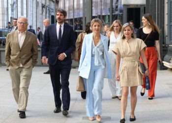 Archivo - El ministro de Cultura, Ernest Urtasun (2i); la vicepresidenta segunda y ministra de Trabajo, Yolanda Díaz (3i) y la portavoz de Sumar en el Congreso, Verónica Martínez, llegan a una sesión plenaria, a 28 de mayo de 2025, en Madrid (España)Marta Fernández - Europa Press - Archivo