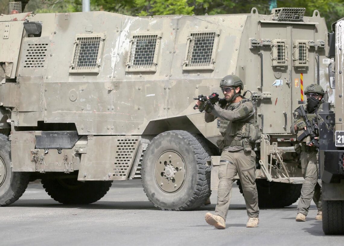 Archivo - Un soldado israelí durante una redada en Nablús, en CisjordaniaNasser Ishtayeh/SOPA Images via / DPA - Archivo