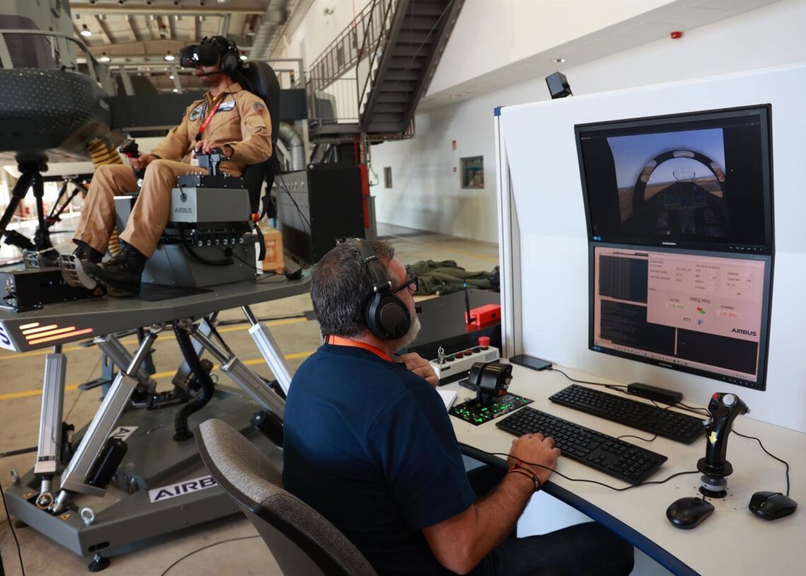 Demostración de unas prácticas de simulación de vuelo, dentro del acto de celebración del 15º aniversario del International Training Centre (ITC) Airbus San Pablo.Rocío Ruz - Europa Press