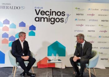 El presidente de Canarias, Fernando Clavijo, en el foro 'Amigos y Vecinos' organizado por Heraldo de Aragón, junto al director de Heraldo, Mikel Iturbe.EUROPA PRESS