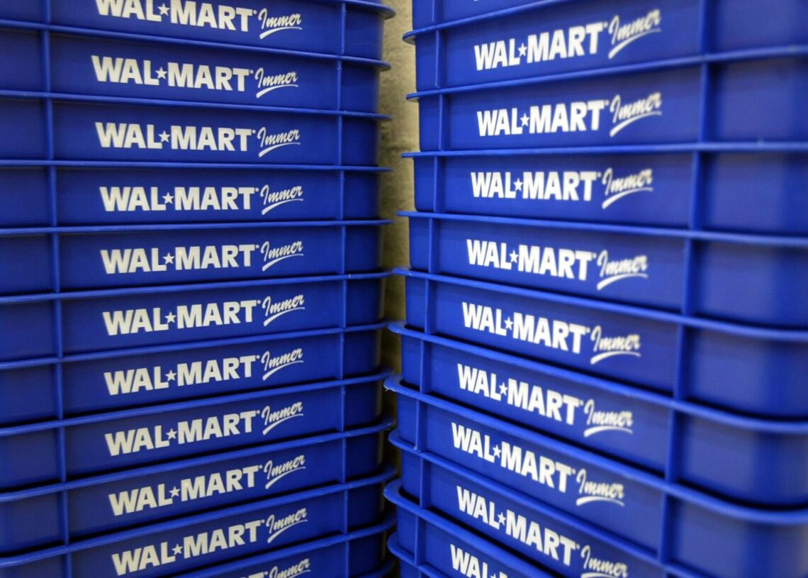 Archivo - FILED - 09 January 2004, Dortmund: Shopping baskets with the logo of the Walmart store chain is pictured in Dortmund. Photo: Bernd Thissen/dpaBernd Thissen/dpa - Archivo