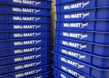 Archivo - FILED - 09 January 2004, Dortmund: Shopping baskets with the logo of the Walmart store chain is pictured in Dortmund. Photo: Bernd Thissen/dpaBernd Thissen/dpa - Archivo